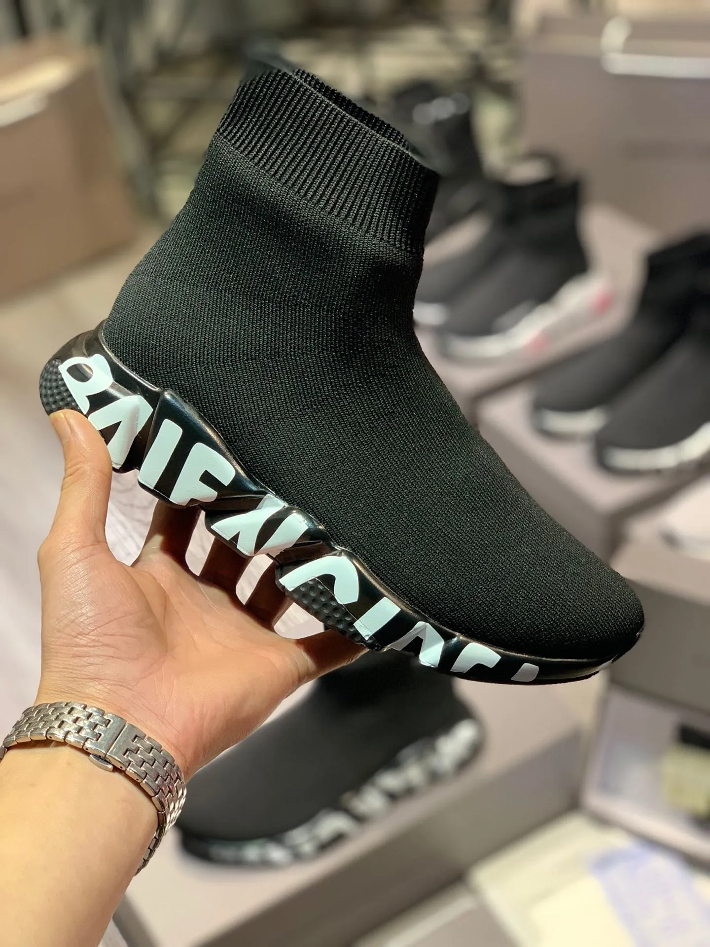 👟👟Ex-factory price 420👟👟 [Ready stock top version vacuum outsole] Balenciaga 👣Size: 35 36 37 38 39 40 41 42 43 44 45 [Socks in original packaging delivered] 🔥Balenciaga's "Speed" High-top sock-style sneakers are instantly recognizable and have ever-lasting popularity. This item is made in Italy from stretch knitted fabric. The rubber sole has excellent elasticity. Only half of the brand name printed on it is visible. Compared with the previous exaggerated and eye-catching style, it has a sense of "half-covering the face as if holding a pipa", and the brand's ingenuity in innovating the logo printing trend can also be seen.